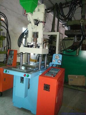 大量雙合金螺桿二手立式注塑機優惠價出售，適合手機連接產品制造